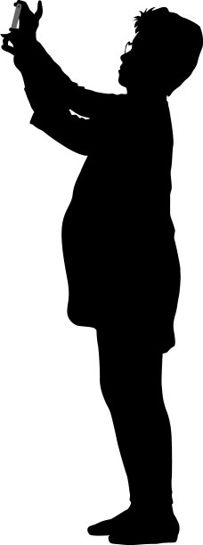 女性用智能手机自拍的剪影图片下载