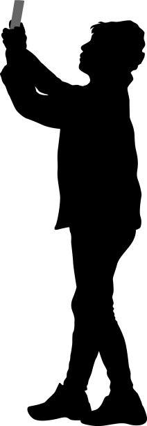 女性用智能手机自拍的剪影图片下载