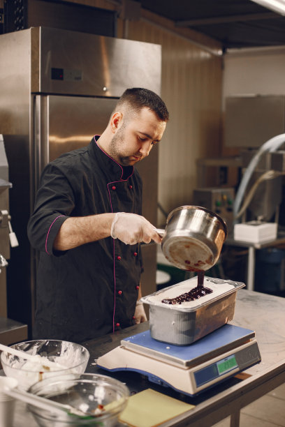 在专业厨房里做冰淇淋的男人图片下载