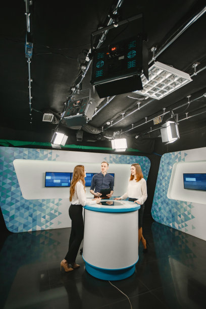 电视节目主持人和两名游戏节目参与者图片下载