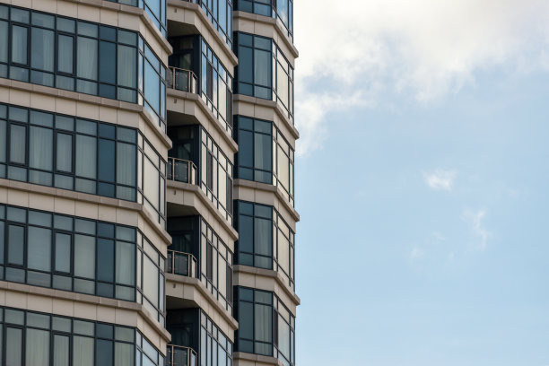 背景是现代的玻璃和钢房子。图片下载