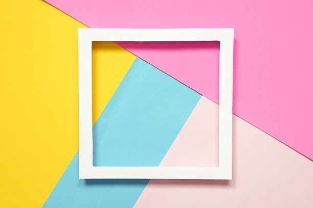 俯视图的白色纸框架上彩色的背景，俯视图，平铺，最小的夏季背景概念。图片下载
