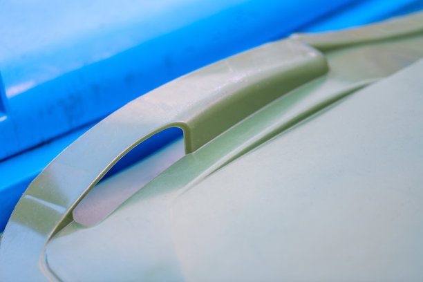 绿色花园垃圾桶和蓝色回收垃圾桶的细节图片下载