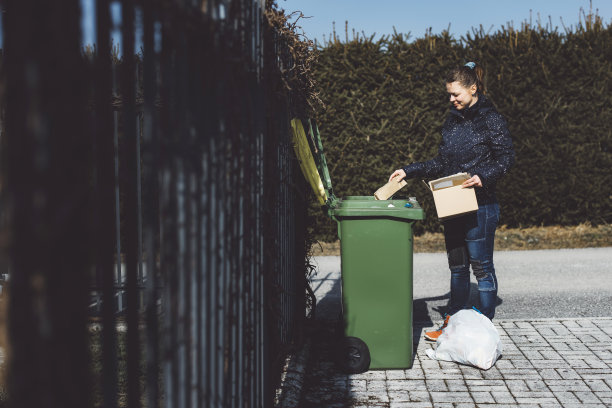 年轻的白人妇女在外面回收塑料垃圾图片下载