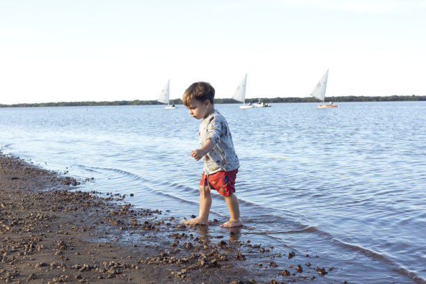 在河岸上玩耍图片下载