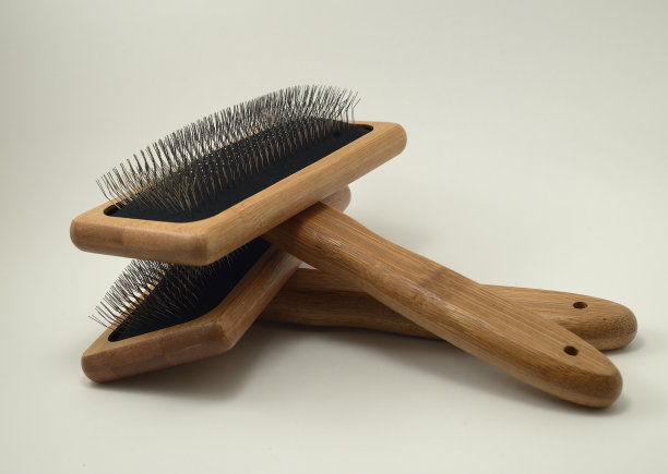 两个梳毛刷，用于在白色背景上梳理羊毛图片下载