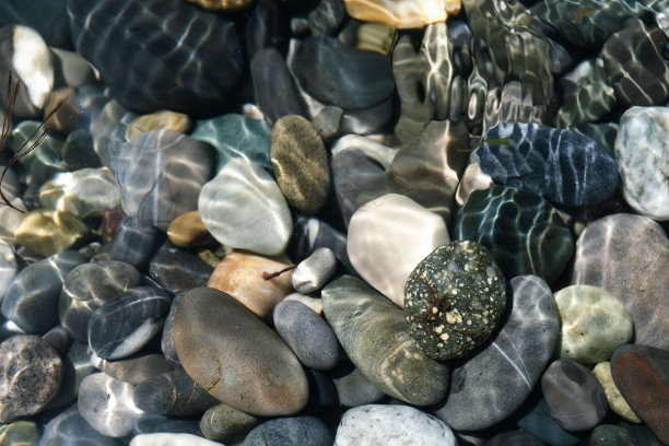 纯净的海水闪烁着石头的光芒。图片下载