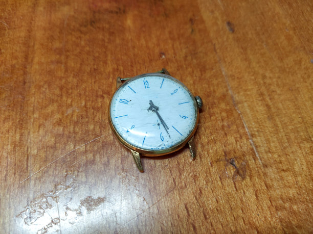 老苏联金手表上的木制背景图片下载