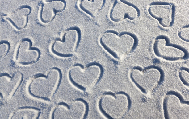 画在冬天的季节里，画在雪上的心图片下载
