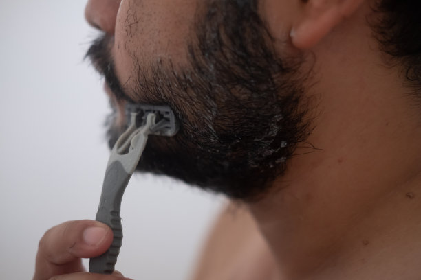 那个男人正在刮胡子。个人卫生，身体卫生图片下载