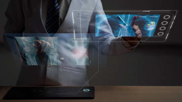 女医生回顾人体解剖学的头部显示器，未来的医疗检查全息图显示器图片下载