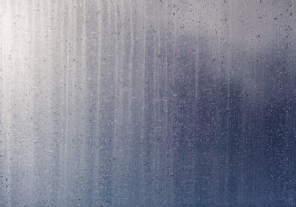 雨滴落在地面上图片下载