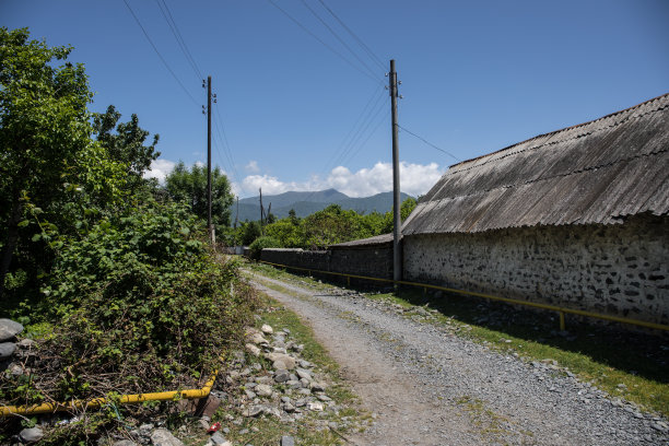 图片美丽的乡村房子与花园。夏天的阿塞拜疆村庄图片下载