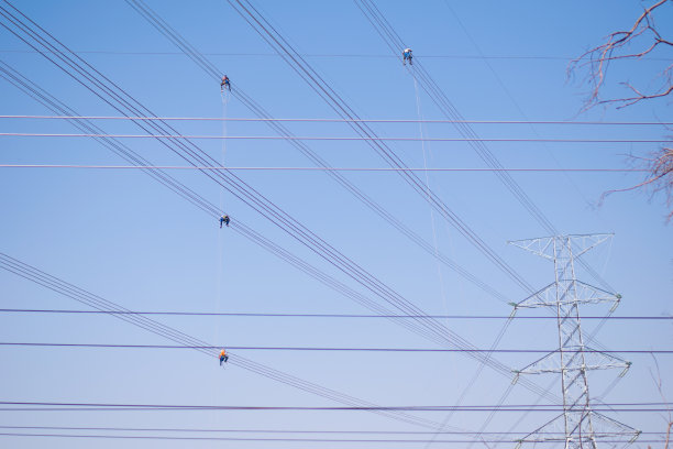 电工在高压电站安全安装高压图片下载