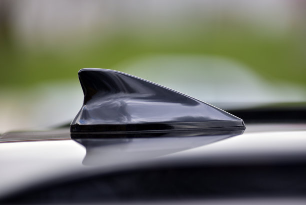 车顶上的汽车收音机天线图片下载