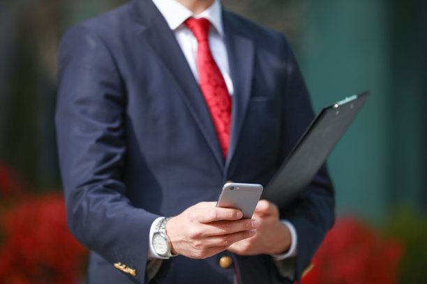 一个商人正在用手机查看他的工作图片下载