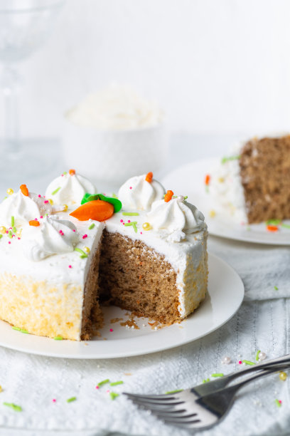 复活节派对上的胡萝卜蛋糕，上面有糖霜和糖屑图片下载