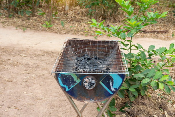 生锈的烧烤架清洁肮脏的电网图片下载