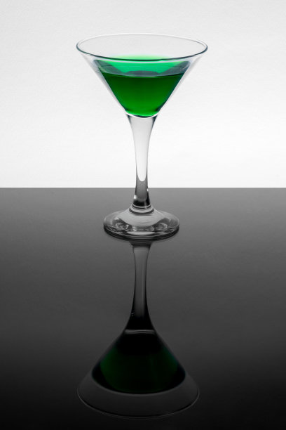 白色背景的绿色马提尼杯中液体图片下载