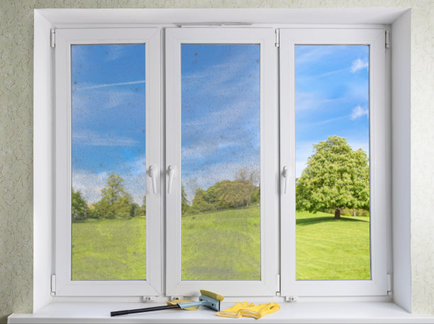 清洁现代PVC窗户与手持式清洁刷概念图片下载