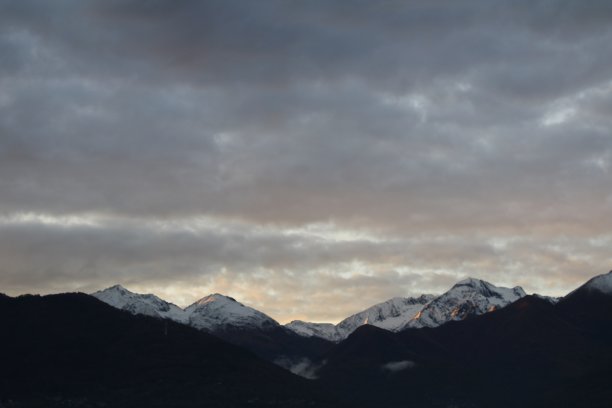 雪山上的日落图片下载