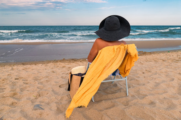 一个年轻的女人在看大海图片下载