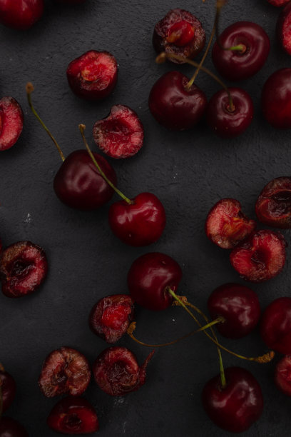黑色背景上的樱桃浆果图片下载