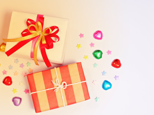 礼品盒以白色为背景，灯光效果俯视图图片下载