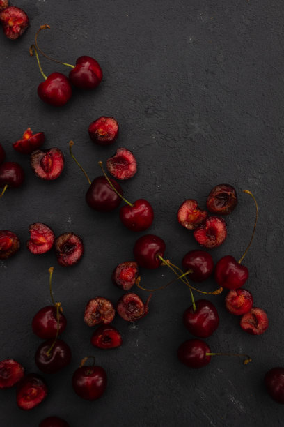 黑色背景上的樱桃浆果图片下载