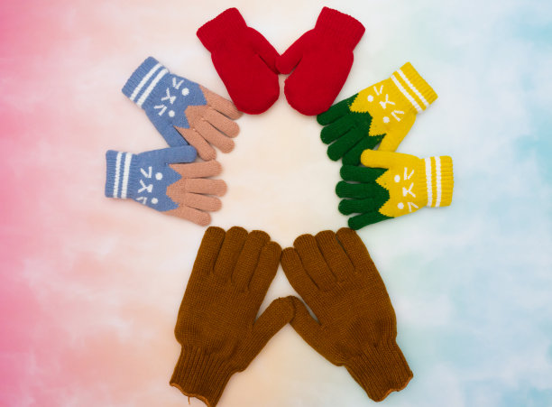 以彩色背景的无牌手套，表现儿子、女儿、孩子、父亲的和谐场景图片下载