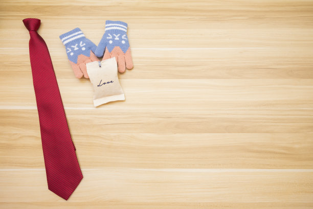 上面用无牌手套代表女儿的场景，给爸爸以木色背景的爱心包和红领带礼物图片下载
