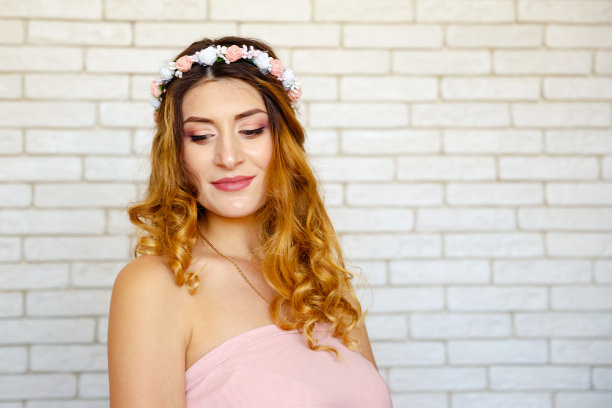 微笑的卷发女孩。可爱的红头发年轻女子。图片下载