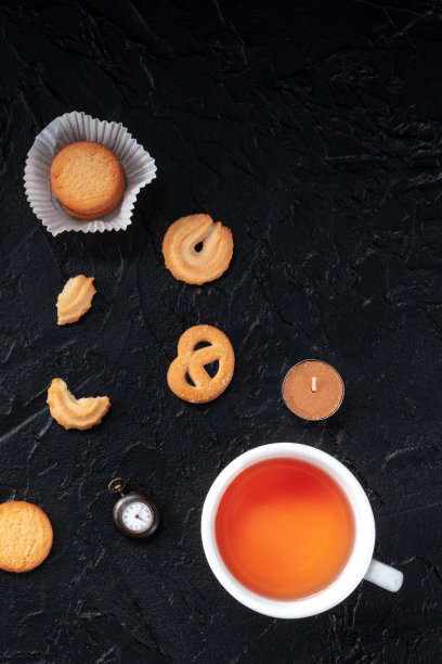 丹麦黄油饼干和茶，从顶部拍摄的黑色背景图片下载