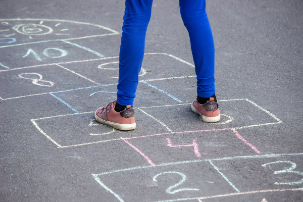 孩子们在操场上跳房子，孩子们在户外活动图片下载