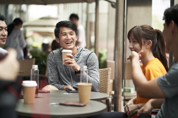 年轻的亚洲成年人聚集在户外咖啡馆图片下载