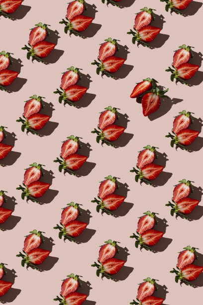 粉红色背景上五颜六色的草莓图案。俯视图图片下载