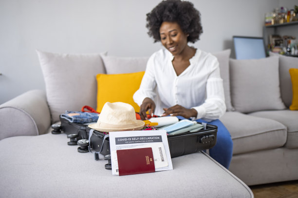 带口罩和飞机上用的抗菌手胶的女人图片下载