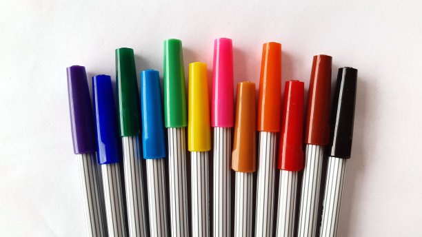 白色背景上的彩色笔。图片下载