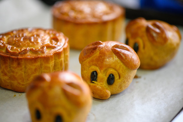 烤盘上的小猪月饼——中国中秋节美食图片下载