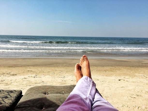 在海滩上放松图片下载