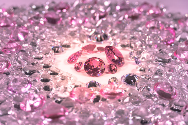 粉色钻石在白色钻石的中间。图片下载