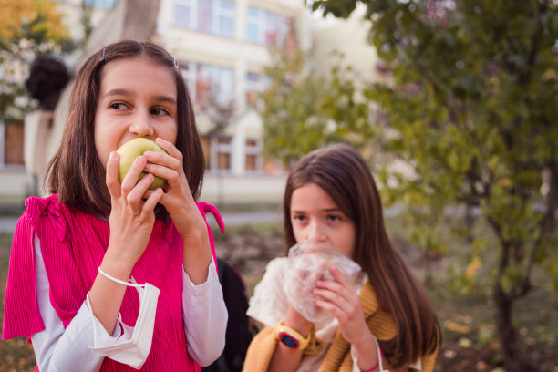 正在吃零食的女学生图片下载