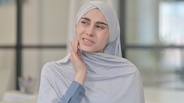 年轻女人牙痛，蛀牙图片下载