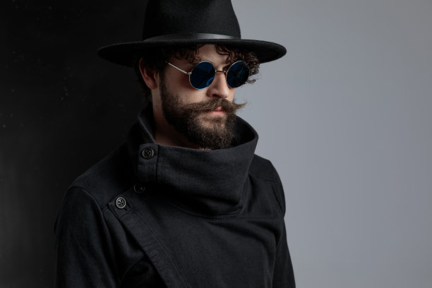 神秘的未剃胡须的拉丁模特，留着小胡子图片下载