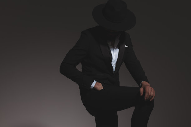 神秘的商人把眼睛藏在帽子下面图片下载