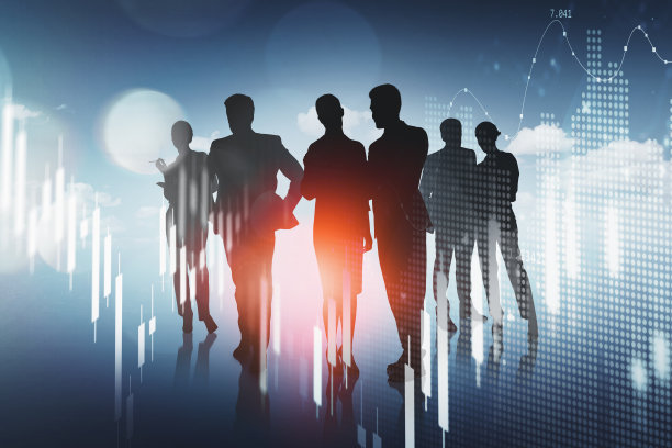 一排商人的剪影站在亮点上图片下载