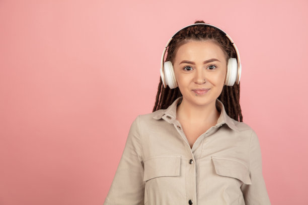 白人妇女的肖像孤立在粉红色的工作室背景与复制空间图片下载