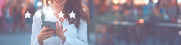 旅行妇女在街道市场使用手机与图形的五星图标客户服务率图片下载
