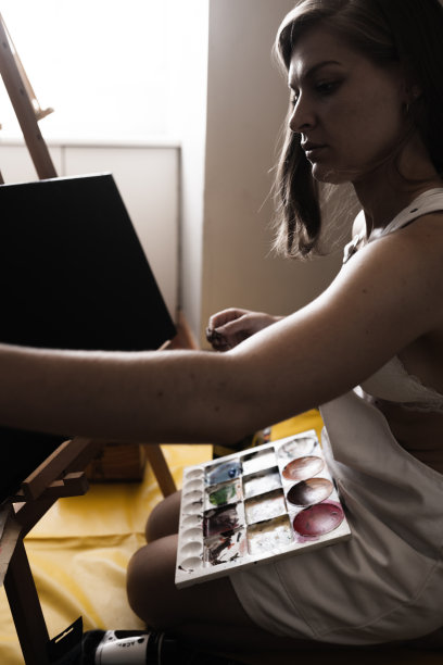 画家在窗前作画图片下载