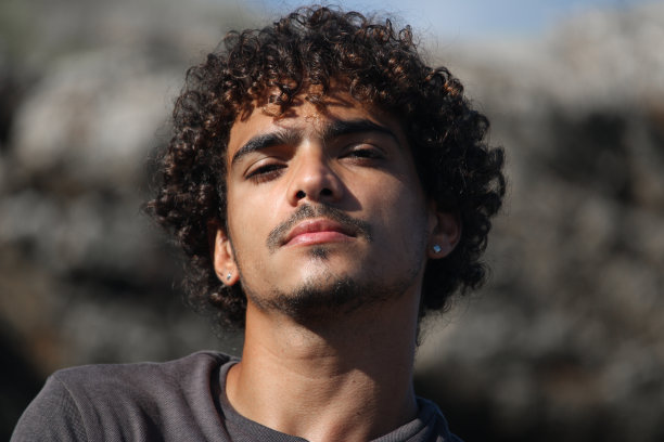 一个拉丁青年在一个自然公园的肖像图片下载